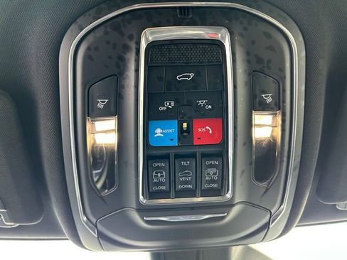 Used 2025 Jeep Grand Cherokee L Limited w/ Black Appearance Package AWD/4WD image 32