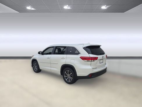 Used 2018 Toyota Highlander XLE image 3