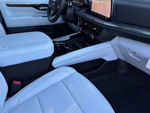 New 2026 Chevrolet Suburban Premier image 18