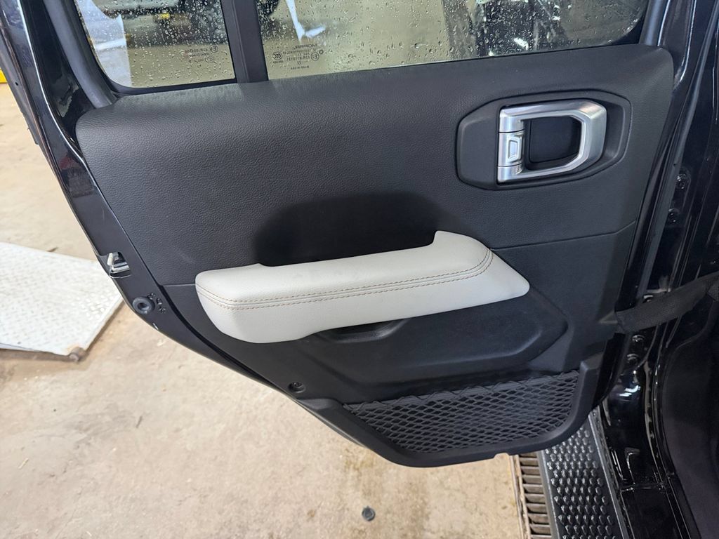 Used 2022 Jeep Wrangler Unlimited Sahara AWD/4WD image 27