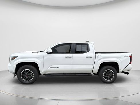 Used 2025 Toyota Tacoma TRD Sport AWD/4WD image 9