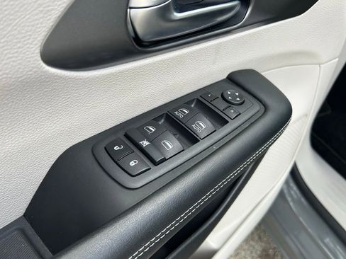 Certified 2022 Chrysler Pacifica Touring-L image 47