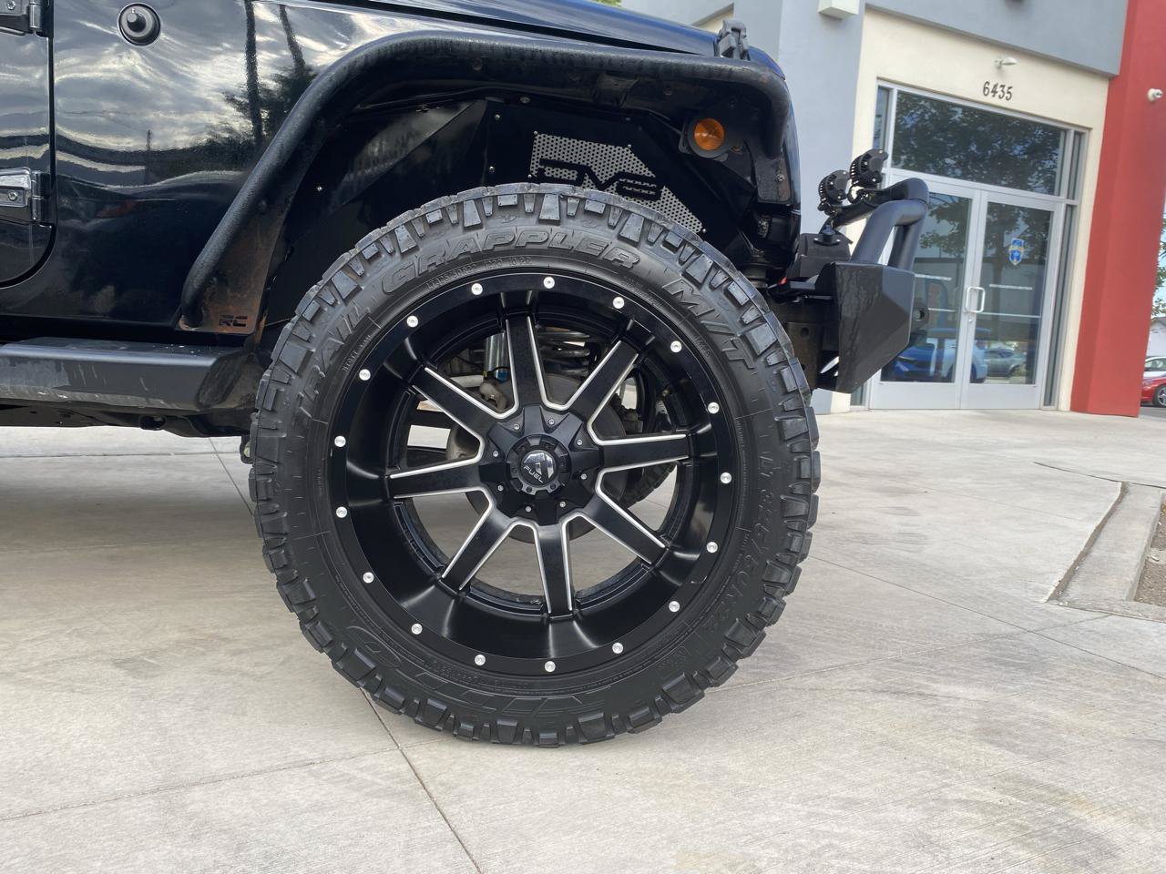 Used 2017 Jeep Wrangler Unlimited Sahara w/ Connectivity Group AWD/4WD image 3