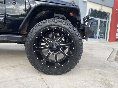 Used 2017 Jeep Wrangler Unlimited Sahara w/ Connectivity Group AWD/4WD image 3
