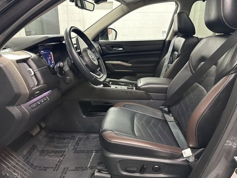 Used 2024 Nissan Pathfinder Platinum image 19