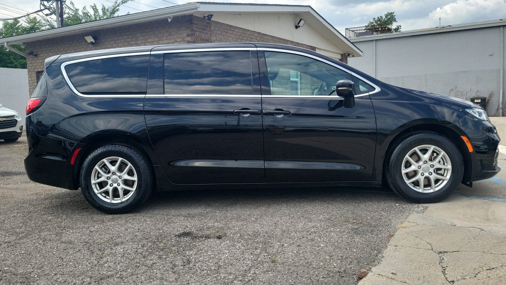 Used 2025 Chrysler Pacifica Select FWD image 6