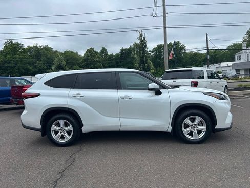 Used 2023 Toyota Highlander LE AWD/4WD image 4