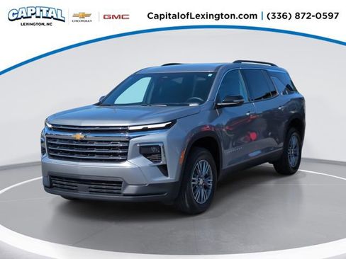 Used 2025 Chevrolet Traverse LT FWD image 1