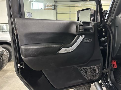 Used 2016 Jeep Wrangler Unlimited Rubicon AWD/4WD image 28