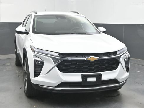 Used 2025 Chevrolet Trax LT w/ LT Convenience Package FWD image 3