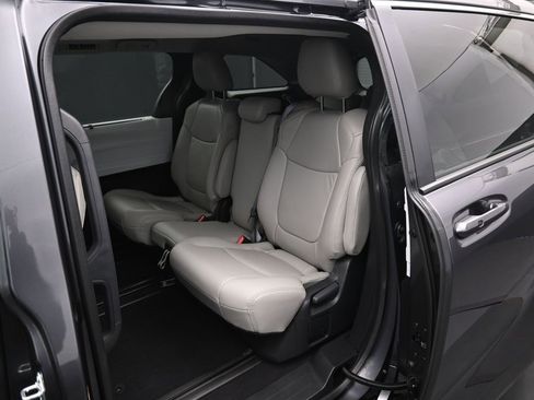 Used 2025 Toyota Sienna LE w/ LE Plus Package image 29