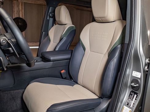 Used 2025 Lexus GX 550 image 17