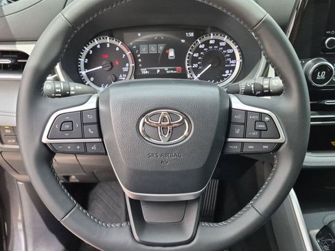 Used 2024 Toyota Highlander XLE FWD image 15