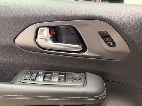 Used 2025 Chrysler Pacifica Select FWD image 17