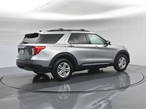 Certified 2021 Ford Explorer XLT w/ Equipment Group 202A AWD/4WD image 33