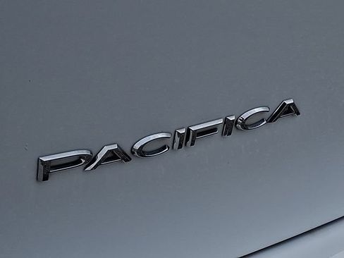 Used 2024 Chrysler Pacifica Touring-L FWD image 30