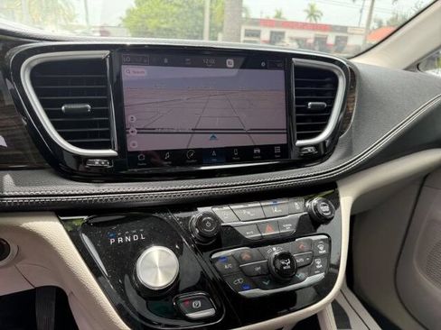 Used 2023 Chrysler Pacifica Limited FWD image 18