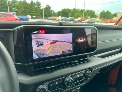 Used 2025 Jeep Wrangler Unlimited Sahara AWD/4WD image 38