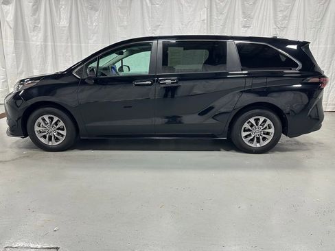 Used 2025 Toyota Sienna XLE image 4