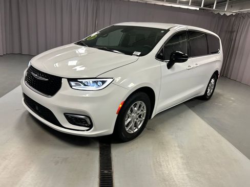 Used 2026 Chrysler Pacifica Select image 3