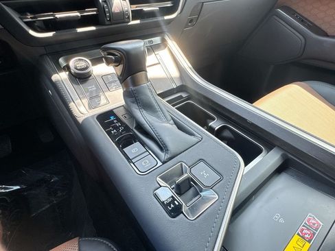 Used 2024 Lexus GX 550 w/ Accessory Package (2T) AWD/4WD image 32