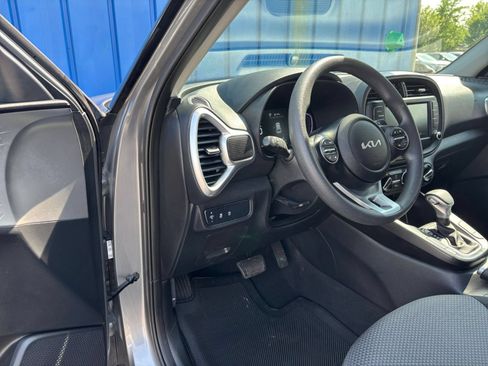 Used 2025 Kia Soul LX w/ LX Technology Package FWD image 31