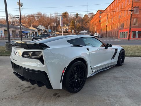 Used 2015 Chevrolet Corvette Z06 w/ 3LZ Preferred Equipment Group image 9
