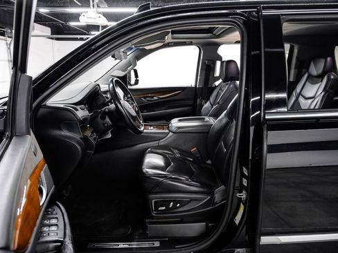 Used 2020 Cadillac Escalade ESV Luxury RWD image 4