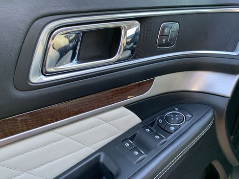 Used 2018 Ford Explorer Platinum image 15