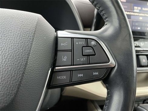 Used 2020 Toyota Highlander XLE image 28