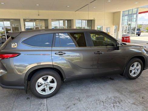 Used 2023 Toyota Highlander LE FWD image 6