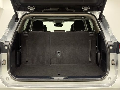 Used 2024 Toyota Highlander LE image 11