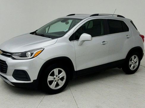 Used 2019 Chevrolet Trax LT w/ LT Convenience Package FWD image 4