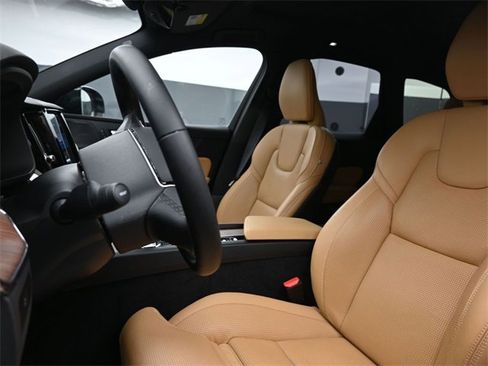 Used 2023 Volvo XC60 B6 Ultimate w/ Climate Package image 9