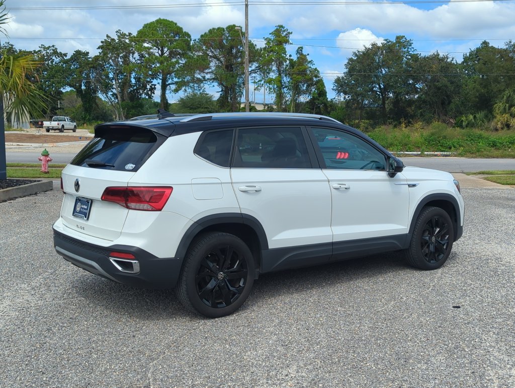 Used 2023 Volkswagen Taos SE w/ Panoramic Sunroof Package FWD image 7