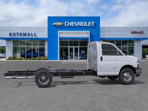 New 2026 Chevrolet Express 4500 w/ Power Convenience Package image 6