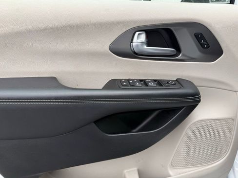 Used 2024 Chrysler Pacifica Touring-L image 10