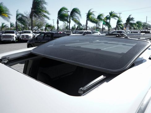 Used 2016 Toyota Sienna SE image 30