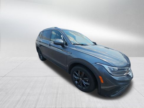 Used 2022 Volkswagen Tiguan SE w/ Panoramic Sunroof Package AWD/4WD image 3