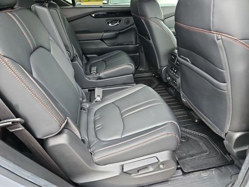 Used 2025 Honda Pilot TrailSport image 12