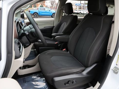 Used 2024 Chrysler Voyager LX image 14