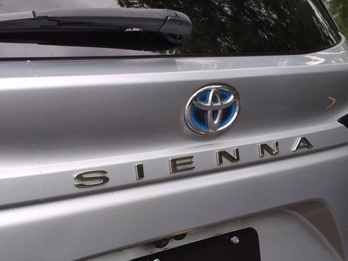 Used 2021 Toyota Sienna Platinum FWD image 32