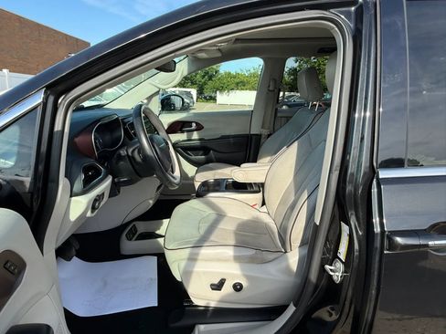 Used 2020 Chrysler Pacifica Limited FWD image 19