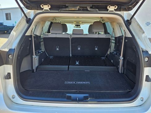 Used 2023 Toyota Highlander L image 4