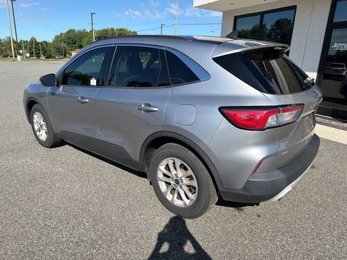 Used 2022 Ford Escape SE w/ Convenience Package FWD image 6