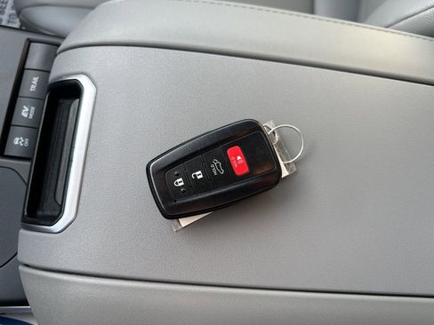 Used 2020 Toyota Highlander XLE image 61