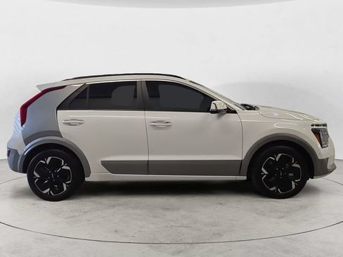 Used 2023 Kia Niro Wave w/ Wave Preserve Package FWD image 4