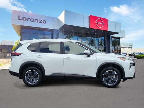 Used 2025 Nissan Rogue SV FWD image 4