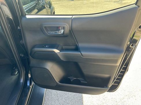 Used 2022 Toyota Tacoma TRD Off-Road image 8