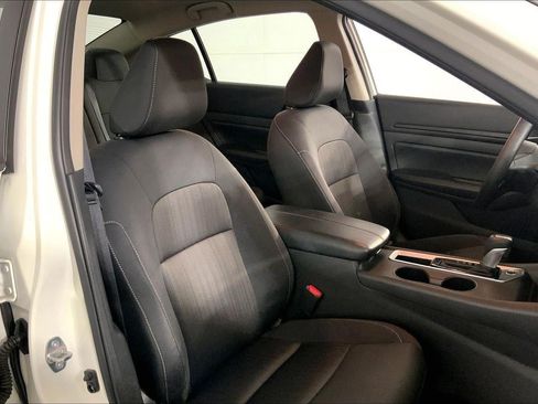 Used 2025 Nissan Altima 2.5 SV FWD image 2